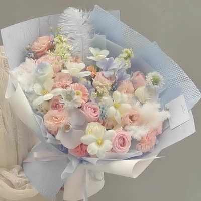 玫瑰混搭粉蓝色系花束